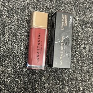 Anastasia Beverly Hills - Lip Velvet - Liquid Lipstick in Pomegranate